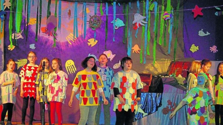 2013 führte der Kinderchor Wippershain das Musical "Der Regenbogenfisch" auf. Quelle: Hersfelder Zeitung