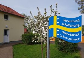 Hinweisschild Lehrerhaus